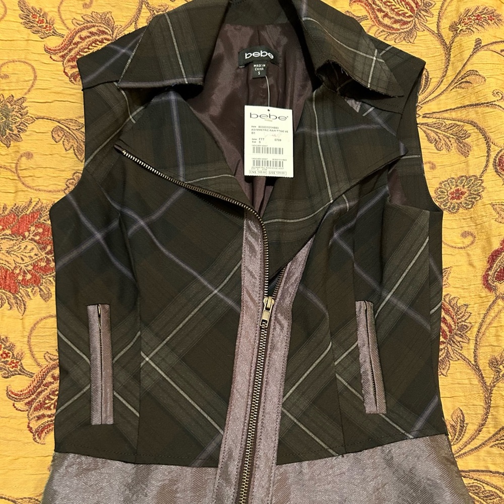 Bebe plaid vest with zipper details New with tags Size Small